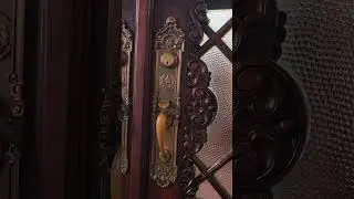Una chapa que tiene una huella dactilar  