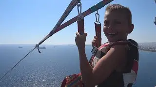 Полет детей на парашюте Видео для детей Flight of children on a parachute Video for kids