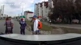 Наглая ТП проехала на красный и сбила пешехода....
