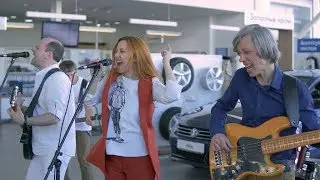 Рок в автосалоне: выдержат ли стекла автомобилей?