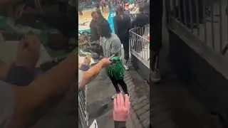 Jrue Holiday Signing Autographs          #celtics #bostonceltics #signingautographs #jrueholiday