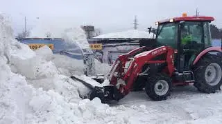 Шнекороторный снегоуборщик с гидравлическим приводом на фронтальный погрузчик. Трактор TYM 433.