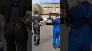 Двигун розміром, як трьох літрова банка
