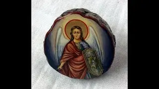 Подготовительная работа иконы на срезке дерева.