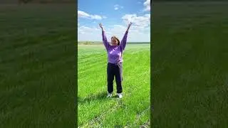 Легко и прекрасно 🌿 Выполнение упражнения Фалуньгун на открытом воздухе