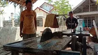 belah balok kayu, untuk bahan pintu minimalis.(@woodhunter2580)