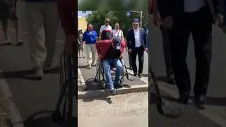 Посадили в инвалидные кресла мэра и подрядчика | Посадили в інвалідні крісла мера та підрядника