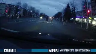 Водитель проехал на красный и сбил женщину с двумя детьми