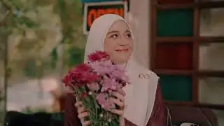 gadis kebaya ungu  