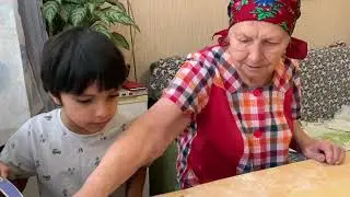 Делаем чак-чак с бабушками. Домашнее видео.