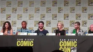 Katie Cassidy rende omaggio ad un commosso Stephen Amell