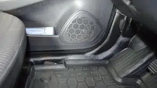 Renault Kaptur установка накладок на ковролин 