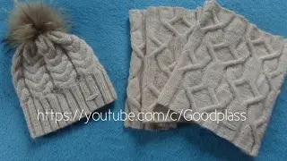 Scarf is a woman's snooper in two turns. Knitting with needles in a circle.