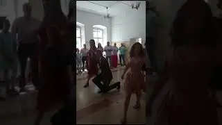 танец выпускной....