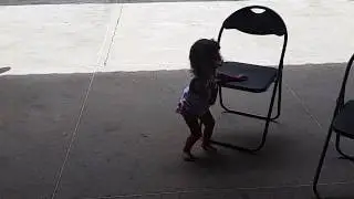 Menina de 2 anos dançando