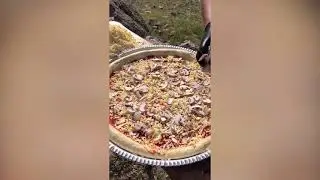 پیتزای سوپر سایز زغالی به همراه سوسیس و پپرونی و پنیر پیتزای زیاد در دل طبیعت | ابر پیت