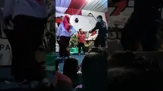 Goyang bokong semok bikin gagal fokus sama yang nyanyi
