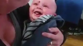 ATAQUE DE RISA, mira qué linda risa de ese bebé 😂