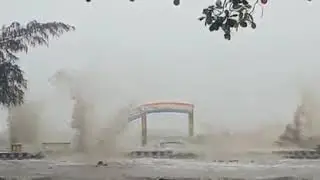 HANCUR !!! Ombak besar di laut eretan menerjang taman RM pesona laut...