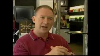 מישל מרסייה מפרגן לניקול ראידמן בשעת הדרקון