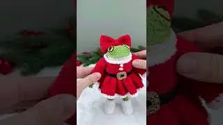 Santa dress🧑‍🎄 for Henrietta 🐸🎀 #amigurumi #frog #crochetpattern #crochetlove #christmas