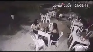 O soldado viu o inimigo se aproximando e rapidamente usou a tática de camuflagem pra salvar o amigo…