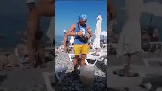 Весёлый торговец кукурузой. 😂