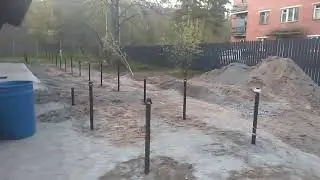 п. Смолячково мини-экскаватор закрутил винтовые сваи под террасу и навес.