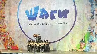 Николь танцует танец разбойников