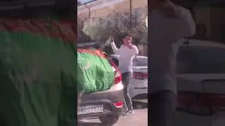 В Тюмени почему-то люди вынуждены стоять в пробке и ждать пока этот натанцуется