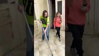 Не удалось увильнуть от мытья пола😂Didn't dodge washing the floor😂 