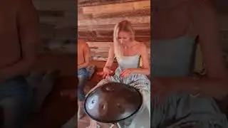 На первом же уроке разучили красивую мелодию