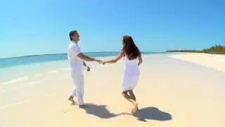 Влюбленная пара на берегу моря (Клип)
