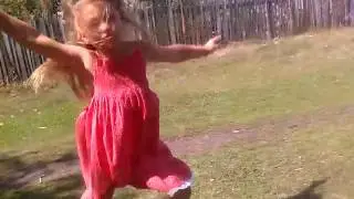 Девочка оджигает