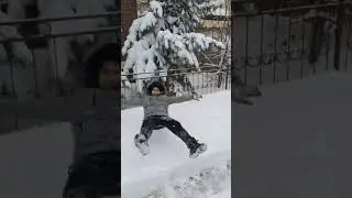 Прыгаю в снег! #shorts
