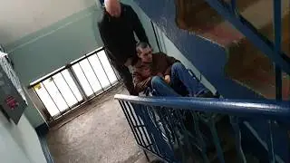Спуск на мобильном подъемнике БАРС УГП-130, старый дом. Съемка в подъезде.