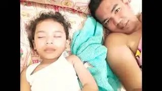 sikriting lagi pijit sama mbah...sidedek jg ikut pijit😘