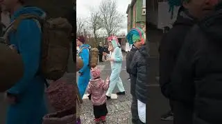 Бедный парень🥺🐧 #германия #русский #приколы #мем #шутка #fasching #ярмарка #праздник #юмор