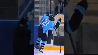 Душак изображает симуляцию соперника 