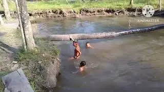 Anak anak mandi di sungai