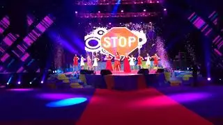 Конфетти во время выступления артистов.
