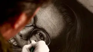 Hyper realistic portrait charcoal pencil drawing of Sharon van Geet by Thomas Thijssen 1080p short