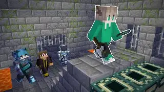 Minecraft Speedrunner vs 3 Hunters