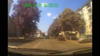 Открытый рот и мобила возле уха до добра не доведут.