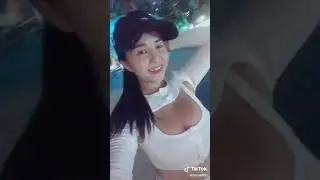 Gái xinh ngực khủng dạo phố đêm