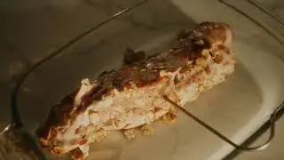 Se hvordan du laver den lækre opskrift: Mørbrad vendt i nødder og timian med sursød papajakompot