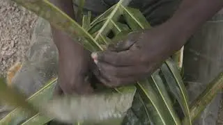 Mr. Djoilezi produit un panier en coco - Hand-made basket in coco by M. Djoilezi