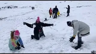 ये फैमिली कश्मीर घाटी में बर्फ का आनंद का लुप्त उठाते #कश्मीर