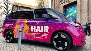 HAIR-folieret ID. Buzz ankommer til Østre Gasværk Teater (Betalt partnerskab med Volkswagen)