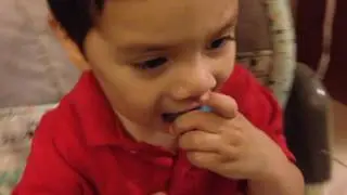 Abriendo Un Huevo Sorpresa De Chocolate